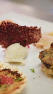 Aşçı lokantada balık pişiriyor..