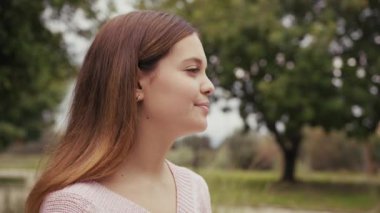 Doğada farklı yüz ifadeleri yapan bir kız..