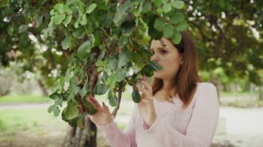 Doğada farklı yüz ifadeleri yapan bir kız..