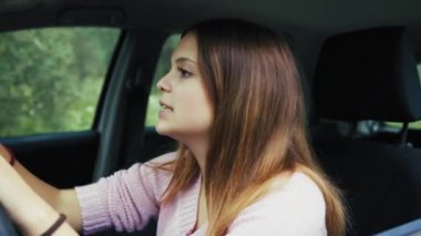 Doğada farklı yüz ifadeleri yapan bir kız..