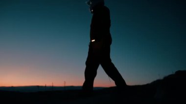 Turuncu elbiseli astronot düşman bir gezegene indi.