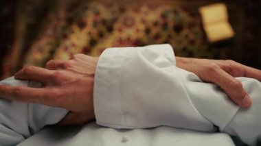 Adam Ramazan Genel Görünümü İçin Halıda Dua Ediyor.