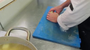 Şef Yardımcısı İtalyan Lokantası Mutfağında Pişirmek İçin Patates Kesiyor.