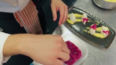 Kaplama başlangıç olarak morina balığı ve karamelli soğanlı patates püresi..