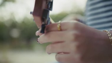 Mutlu kız doğada gitar çalıyor..