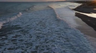 Okyanus dalgaları güneş battıktan bir saat sonra sahile çarpar..