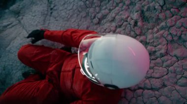 Turuncu elbiseli astronot düşman bir gezegene indi..