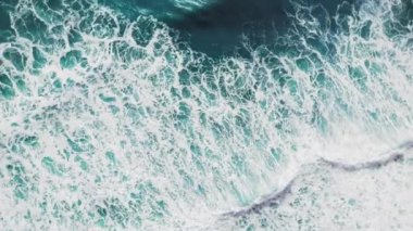 Tepemizde Fırtınalı Okyanus Dalgaları Kıyıya çarpıyor.