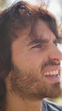 Genç Adam Doğada Yüz İfadesi Yapıyor.