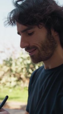 Genç Adam Doğada Yüz İfadesi Yapıyor.