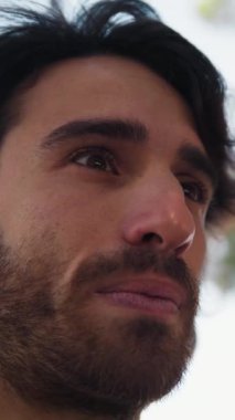 Genç Adam Doğada Yüz İfadesi Yapıyor.