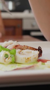 Genç kadın evde ahtapot yiyor. Lezzetli ikinci yemek..