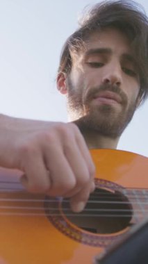 Parkta klasik gitar çalan adam..