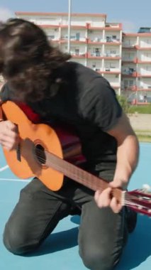 Parkta klasik gitar çalan adam..