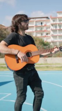 Parkta klasik gitar çalan adam..