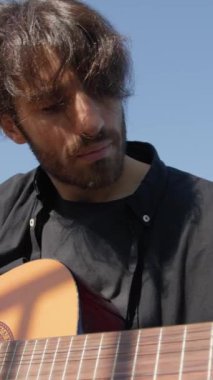 Parkta klasik gitar çalan adam..
