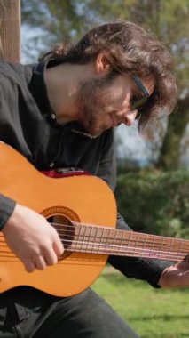 Parkta klasik gitar çalan adam..