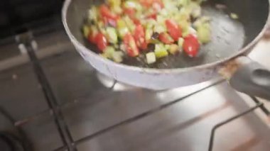 Şef evinde İtalyan balığı yemeği pişiriyor..