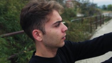 Doğada farklı yüz ifadeleri yapan bir çocuk..