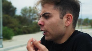 Doğada farklı yüz ifadeleri yapan bir çocuk..