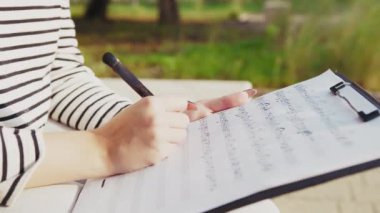 Mutlu kız doğada gitar çalıyor..