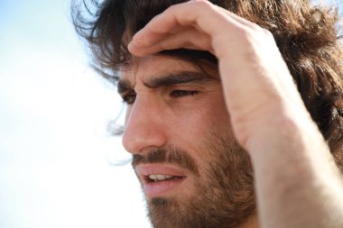 Korkak Adam, parkta bir suçludan çalınmadan önce ellerini kaldırır..