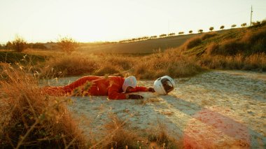 Turuncu elbiseli astronot düşman bir gezegene indi.