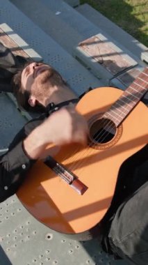 Parkta klasik gitar çalan adam..