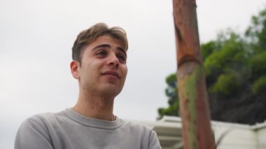 Doğada farklı yüz ifadeleri yapan bir çocuk..