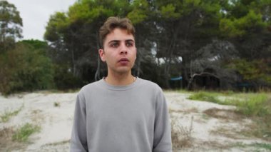 Doğada farklı yüz ifadeleri yapan bir çocuk..