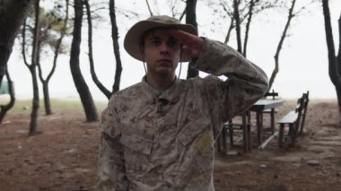 Doğada farklı yüz ifadeleri yapan bir çocuk..