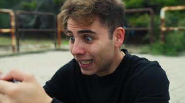 Doğada farklı yüz ifadeleri yapan bir çocuk..