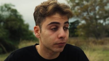 Doğada farklı yüz ifadeleri yapan bir çocuk..