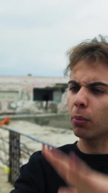 Doğada farklı yüz ifadeleri yapan bir çocuk..