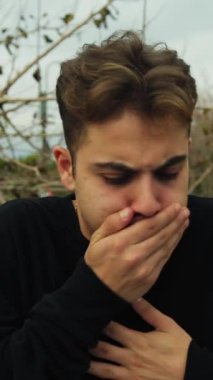 Doğada farklı yüz ifadeleri yapan bir çocuk..