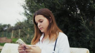 Doğada farklı yüz ifadeleri yapan bir kız..