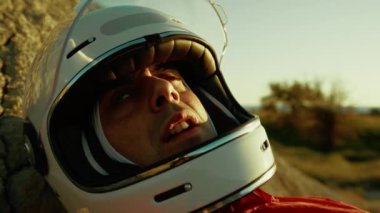 Turuncu elbiseli astronot düşman bir gezegene indi.