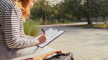 Mutlu kız doğada gitar çalıyor..