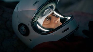 Turuncu elbiseli astronot düşman bir gezegene indi.