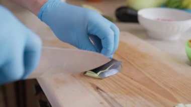 Şef evinde İtalyan balığı yemeği pişiriyor..