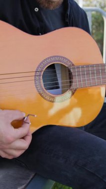 Parkta klasik gitar çalan adam..