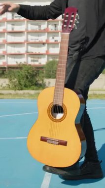 Parkta klasik gitar çalan adam..