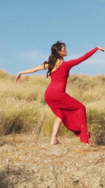 Kırsalda Kırmızı Elbiseyle Dans Eden Genç Kadınlar.