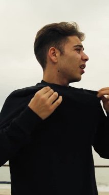 Doğada farklı yüz ifadeleri yapan bir çocuk..