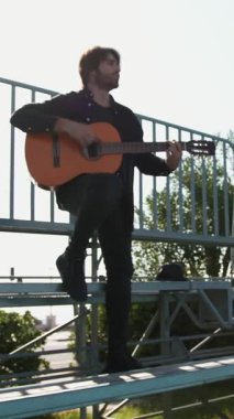 Parkta klasik gitar çalan adam..