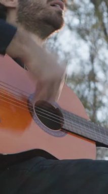 Parkta klasik gitar çalan adam..