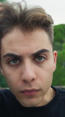 Doğada farklı yüz ifadeleri yapan bir çocuk..