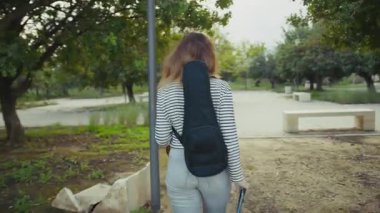 Mutlu kız doğada gitar çalıyor..