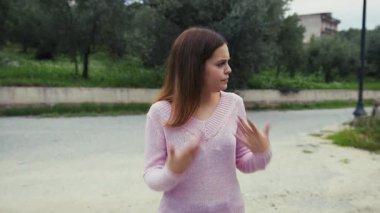 Doğada farklı yüz ifadeleri yapan bir kız..