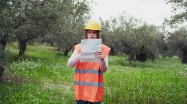 Doğada farklı yüz ifadeleri yapan bir kız..